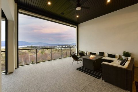 QVA-Luxury-Upper-Deck-with-View-1570-Antler-Court