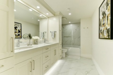 QVA-Luxury-Bathroom-Shower-Tub-and-Dual-Vanity-1570-Antler-Court