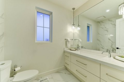 QVA-Luxury-Bathroom-with-Large-Vanity-1570-Antler-Court