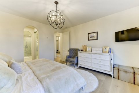 QVA-Luxury-Bedroom-and-Ensuite-1570-Antler-Court