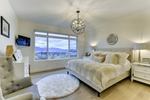 QVA-Luxury-Bedroom-with-View-1570-Antler-Court