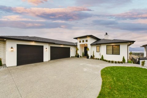 QVA-Luxury-Front-Exterior-w-Cotton-Candy-Skies-1570-Antler-Court