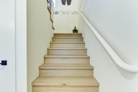 QVA-Luxury-Light-Wood-Stairway-1570-Antler-Court