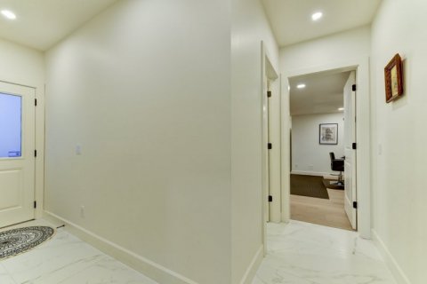 QVA-Luxury-Lower-Entry-Way-1570-Antler-Court