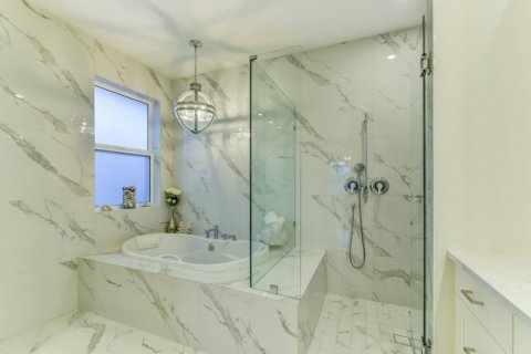 QVA-Luxury-Soaker-Tub-and-Shower-1570-Antler-Court