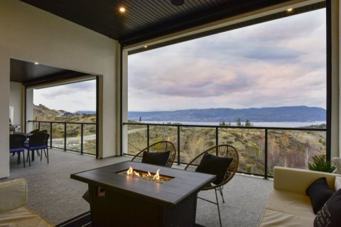QVA-Luxury-Upper-Deck-with-Firetable-and-View-1570-Antler-Court